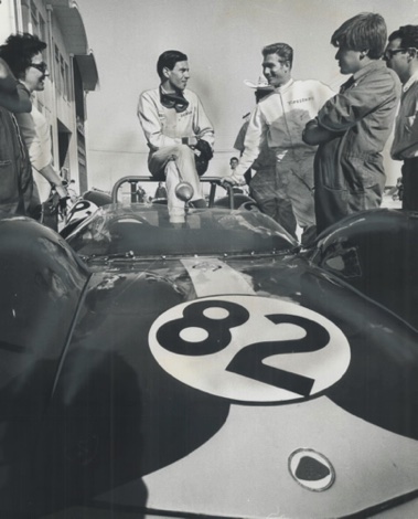 Jim discute avec JIm Hall à Mosport pendant  les essais du Playeur's 200 1965